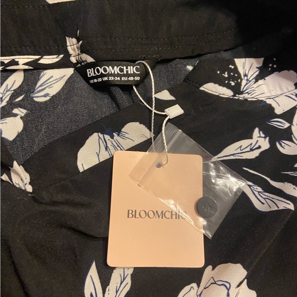 NWT BloomChic Blouse top shirt black white blue floral plus size 18-20 2X - Picture 4 of 6